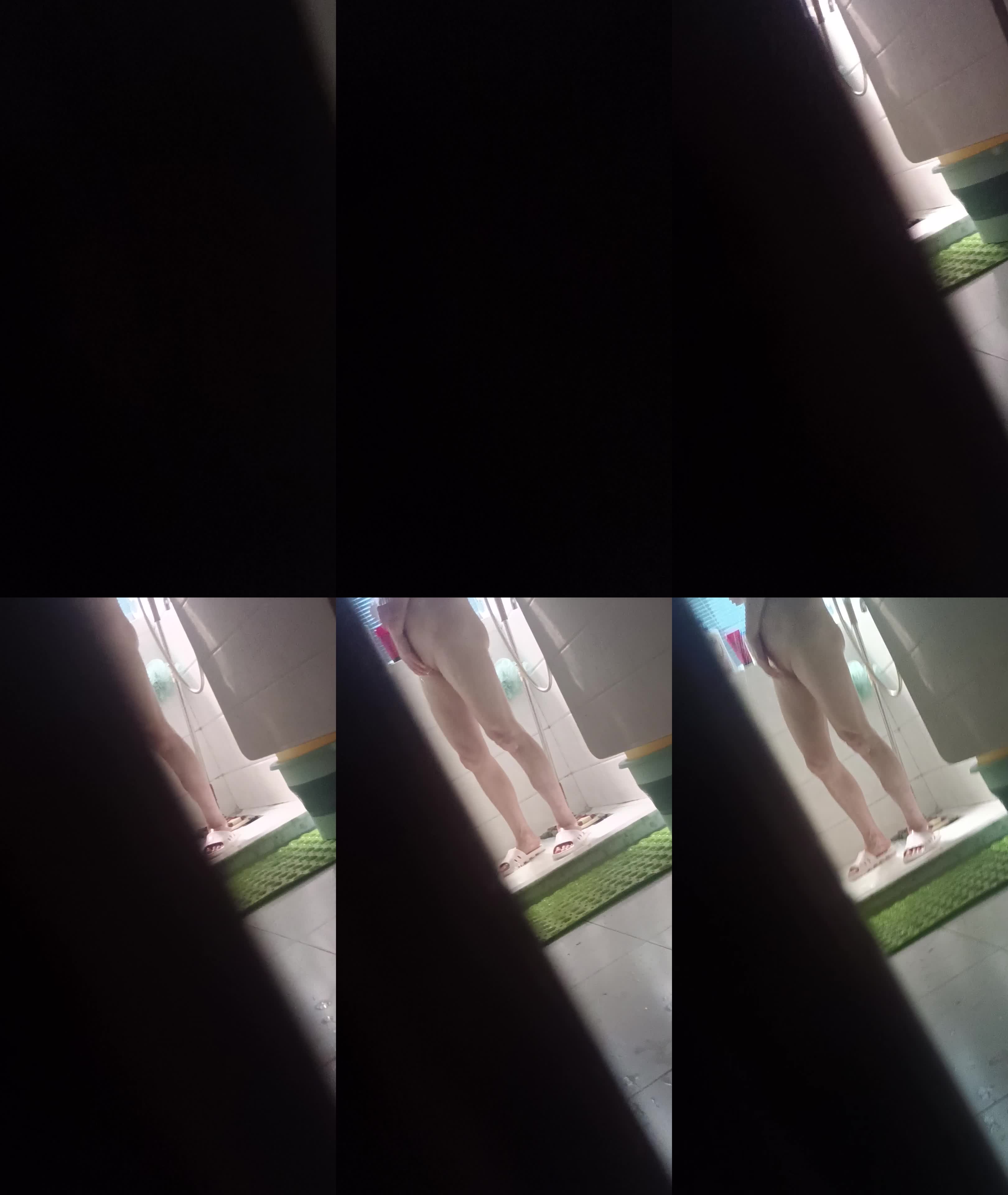 4偷拍妈妈洗澡也太紧张了吧