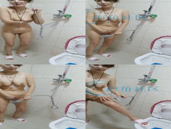 和生病还在打点滴的骚妈在厕所里面就草了起来